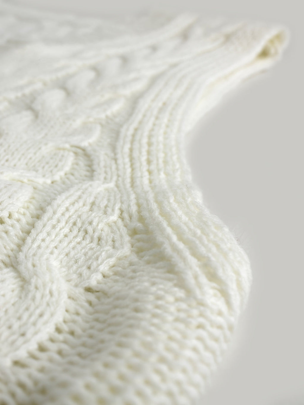 Cora | Cozy Cable-Knit V-Neck Sweater Vest