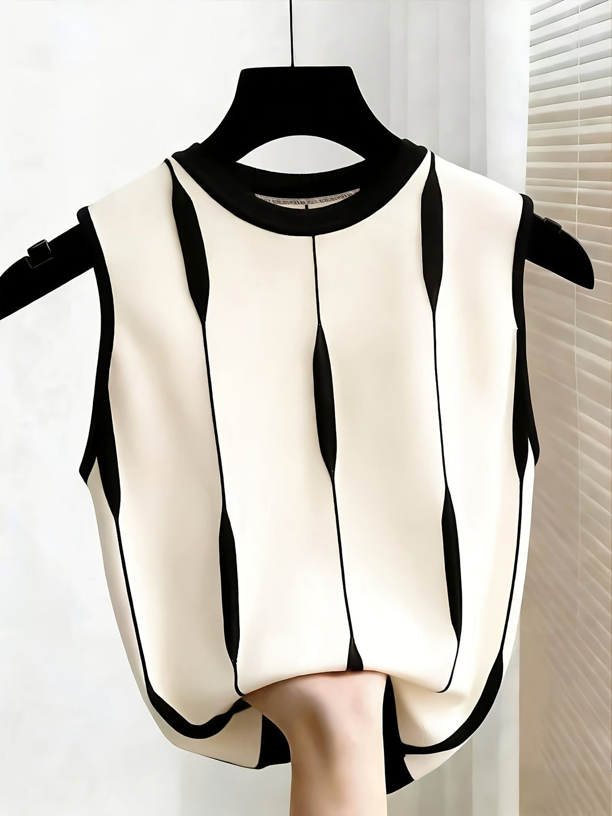 Daphne | V-Neck Short-Sleeve Pullover Image